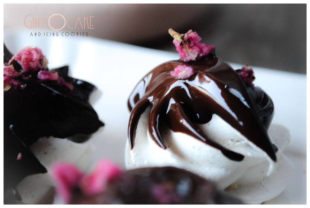 Meringhe al caffè, cioccolato e rose cristallizzate