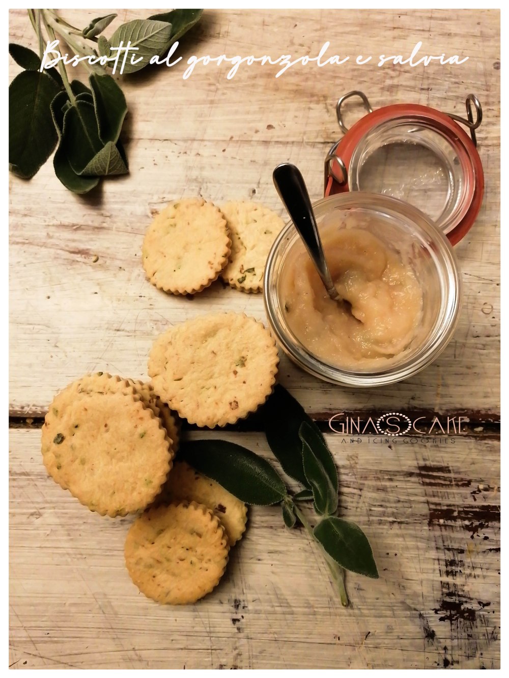 Biscotti al gorgonzola con composta di pere e salvia