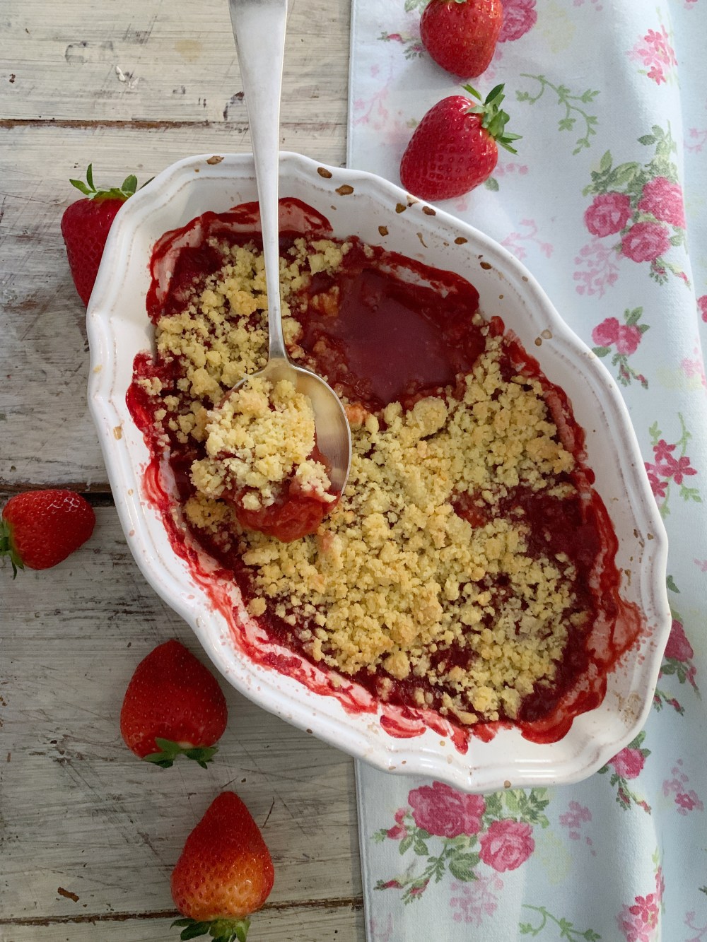 Crumble alle fragole al profumo di fiori d’arancio