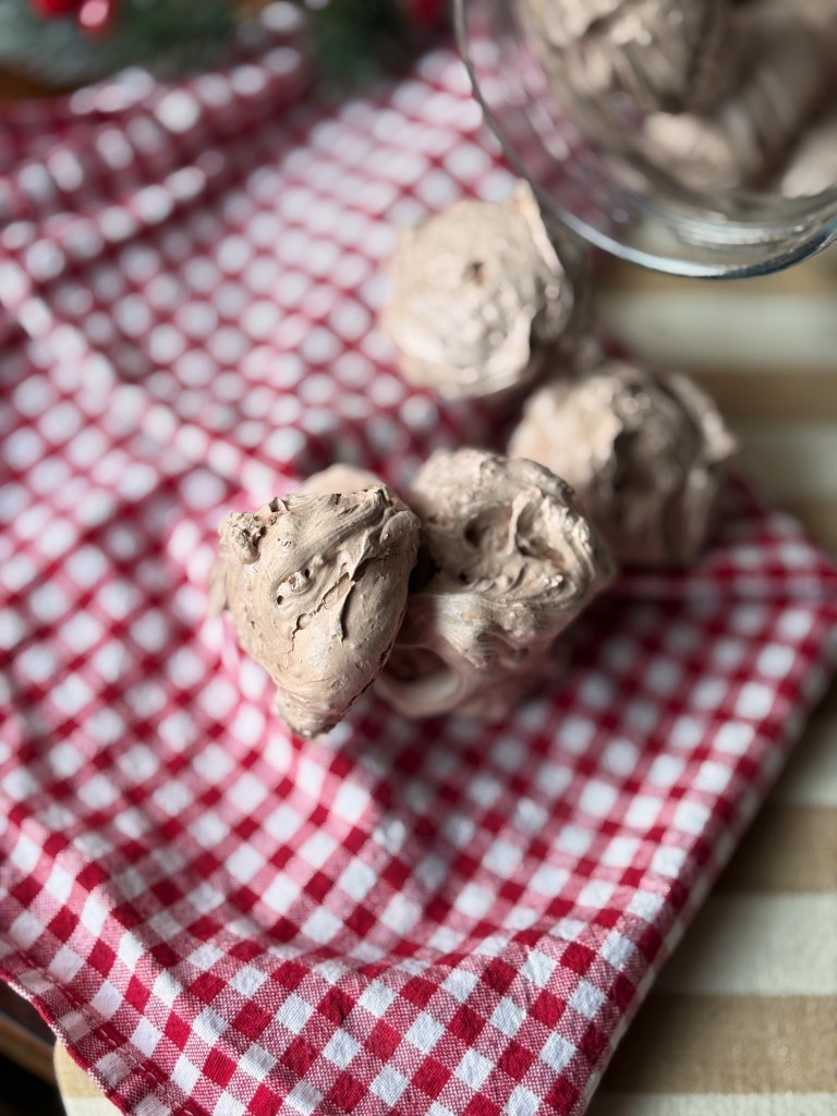 Ciotole di gelato al cioccolato su un tovagliolo a quadretti rossi e bianchi.